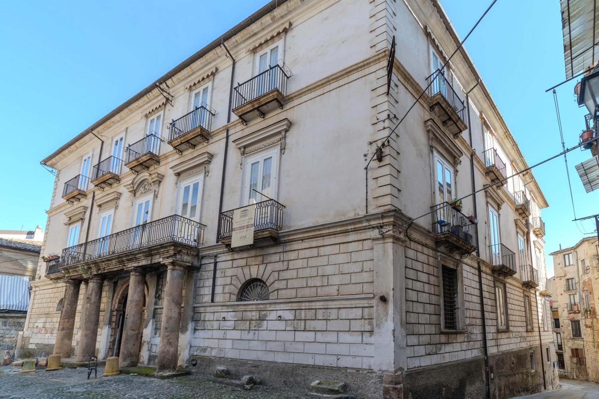 Dimora Storica Giostra Vecchia - Palazzo Grisolia 1809 Козенца Екстериор снимка