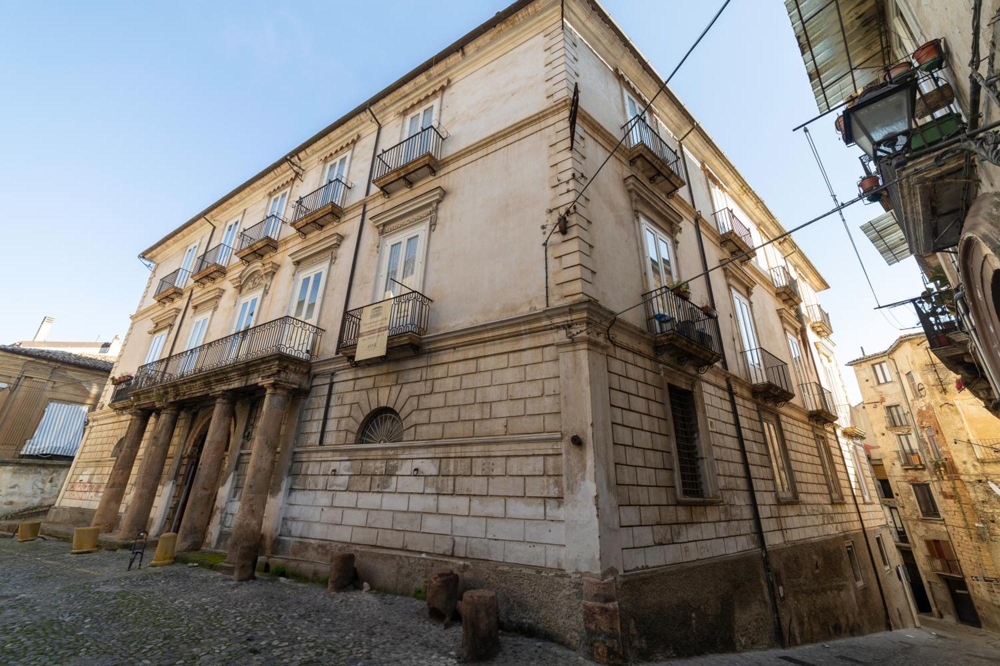 Dimora Storica Giostra Vecchia - Palazzo Grisolia 1809 Козенца Екстериор снимка