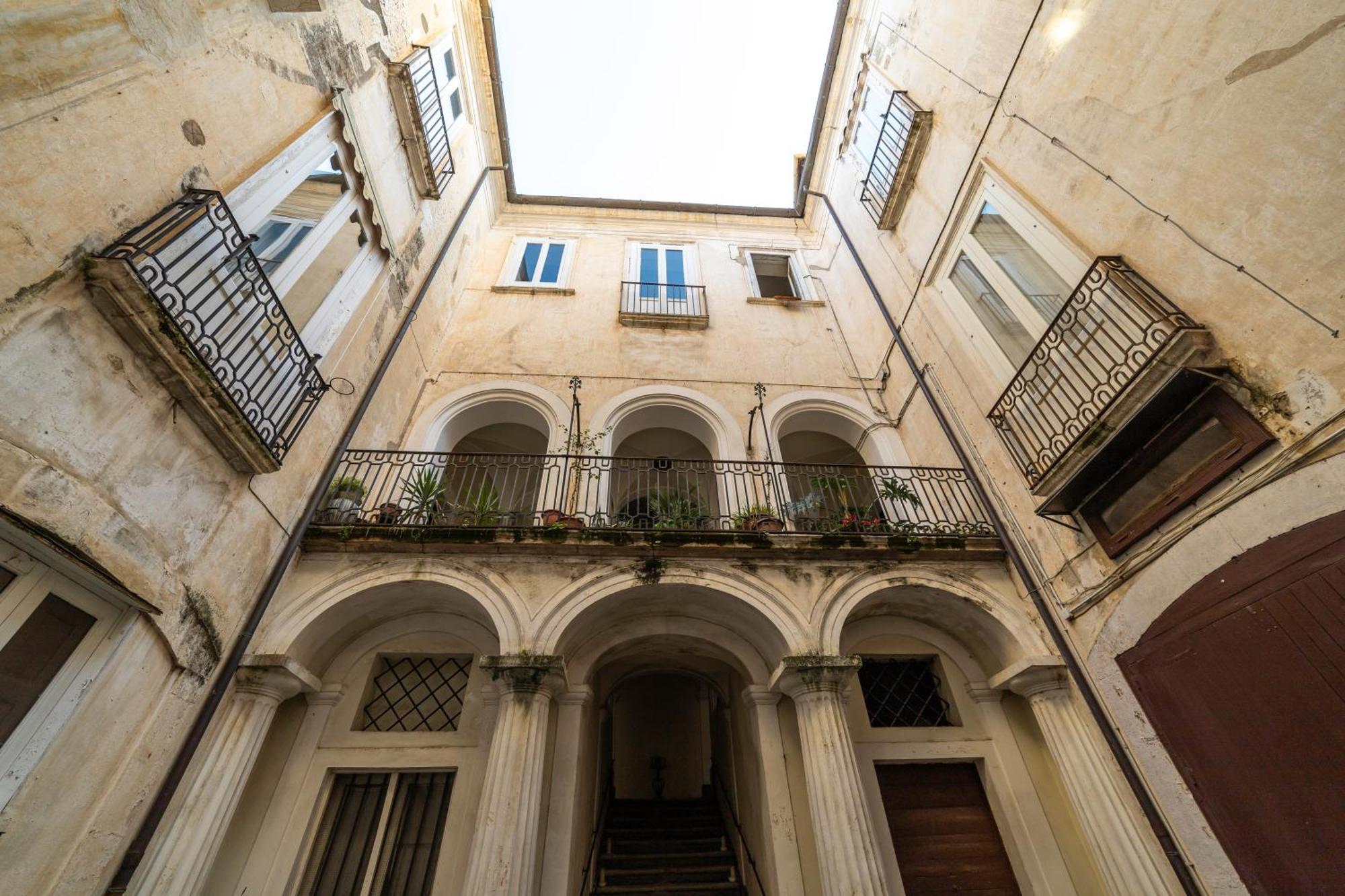 Dimora Storica Giostra Vecchia - Palazzo Grisolia 1809 Козенца Екстериор снимка